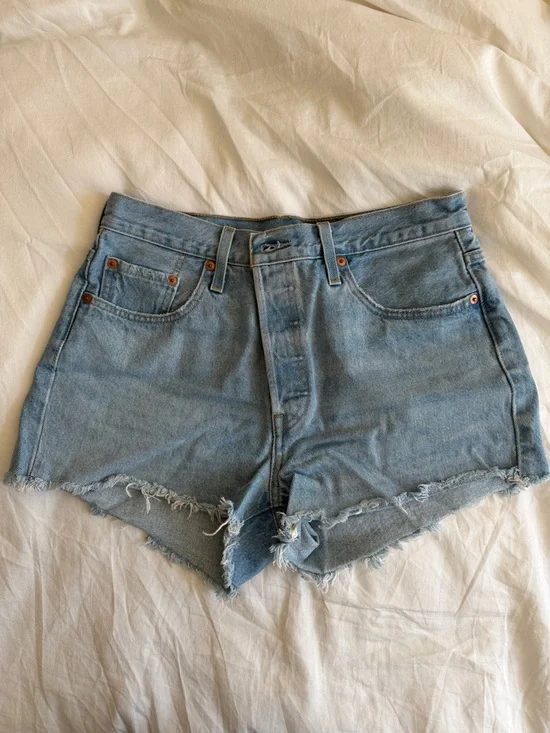 Levi's Women's 501 Shorts - Picture 2 of 5